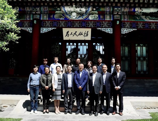 雙方在工字廳前合影.jpg 雙方在工字廳前合影.jpg